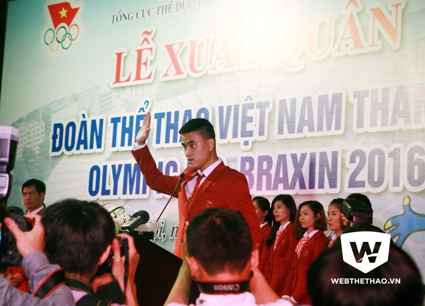 Vũ Thành An thay mặt các VĐV đoàn TTVN đọc lời tuyên thệ tại lễ xuất quân