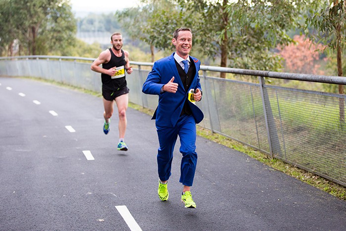 Ông bố vì con trai lập KLTG chạy half marathon trong bộ đồ vest