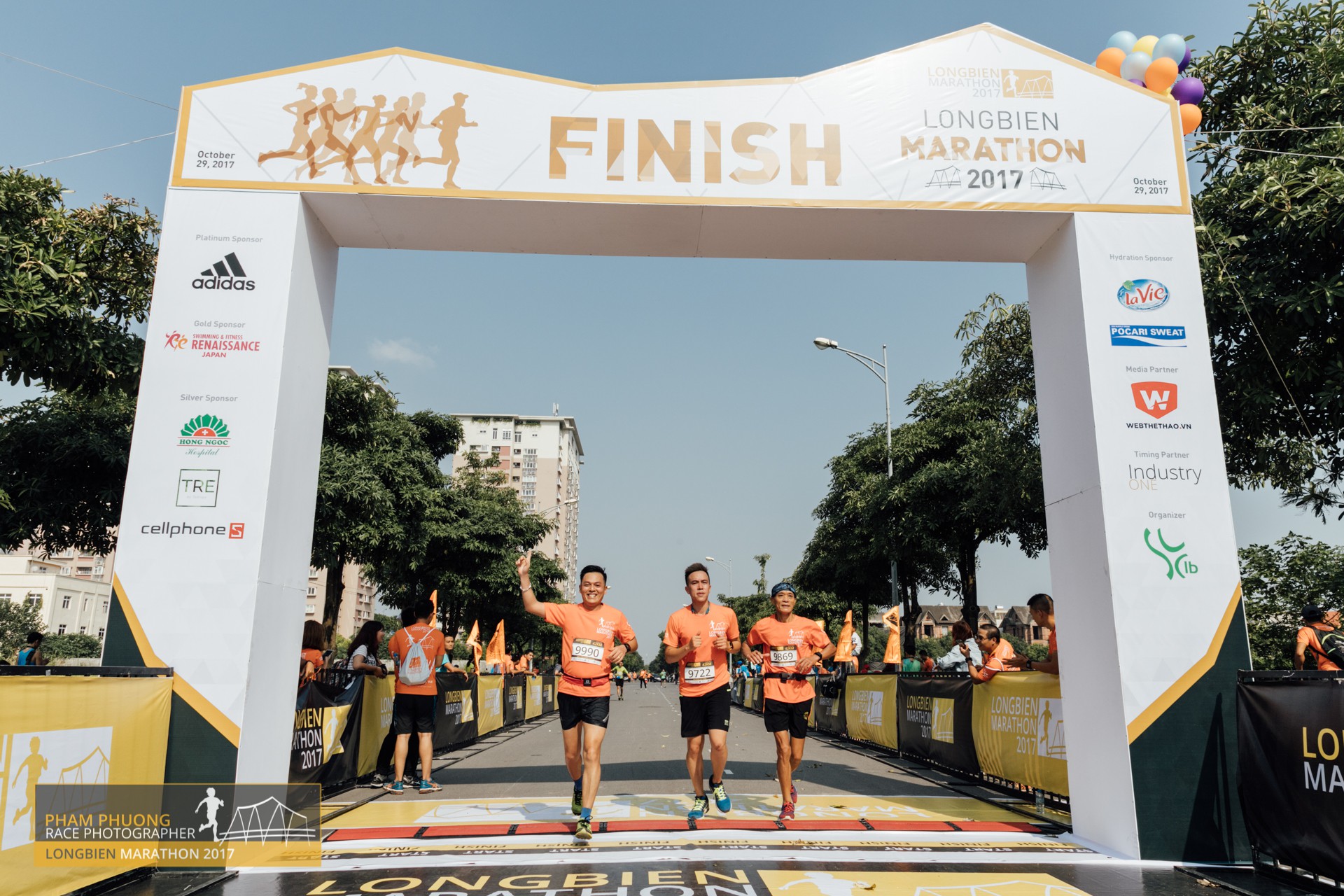 "Ông già" 64 tuổi chạy marathon nhanh nhất VN ở Longbien Marathon