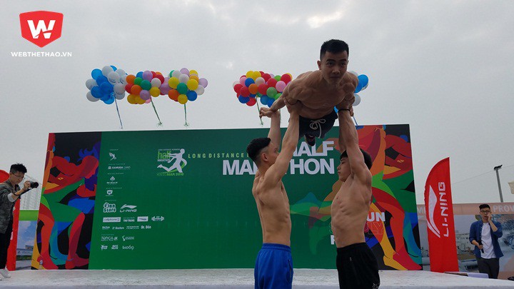 Phạm Phước Hưng khoe 6 múi giữa hàng ngàn runner ở Yên Sở