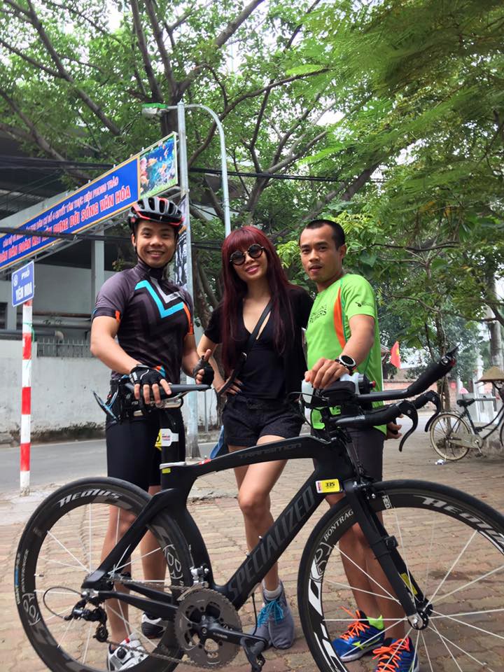 Ca sĩ Ngọc Anh gặp gỡ anh Dương Minh Việt (trái), một thành viên LDR và đã từng tham gia Ironman 70.3 Vietnam 2 mùa gần đây Ca sĩ Ngọc Anh gặp gỡ anh Dương Minh Việt (trái), một thành viên LDR và đã từng tham gia Ironman 70.3 Vietnam 2 mùa gần đây