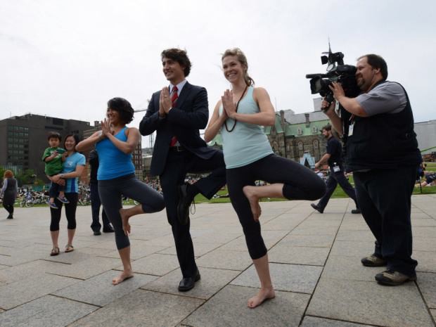 Justin Trudeau và vợ biểu diễn tư thế ''Tree pose'' trong một sự kiện yoga Justin Trudeau và vợ biểu diễn tư thế ''Tree pose'' trong một sự kiện yoga