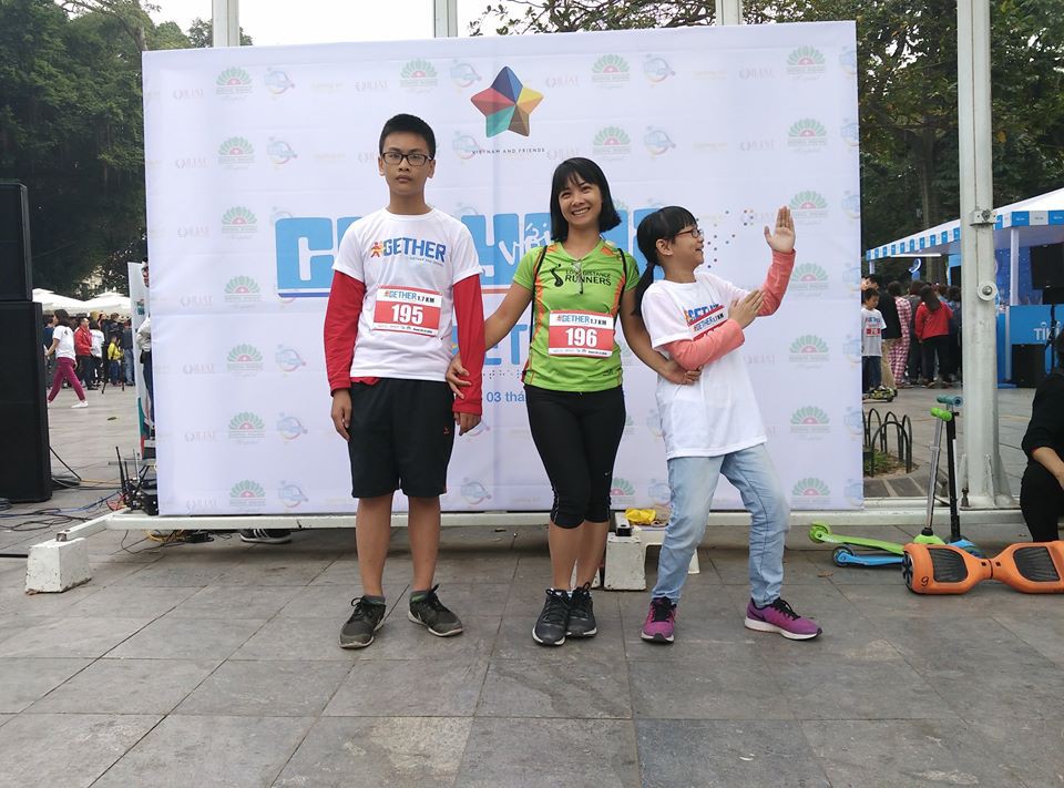 Ba mẹ con chị Đức L&acirc;m chạy c&ugrave;ng với những người khiếm thị tại giải chạy Run Together