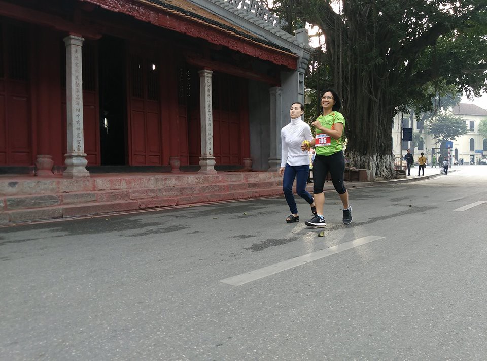 Chị Trần Đức L&acirc;m dẫn người khiếm thị tại giải chạy Run Together tại H&agrave; Nội