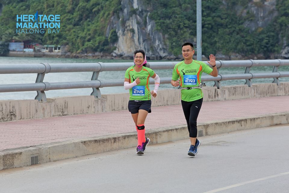 Chị Trần Đức L&acirc;m chạy c&ugrave;ng chồng tại giải Hạ Long Bay Heritage Marathon 2016