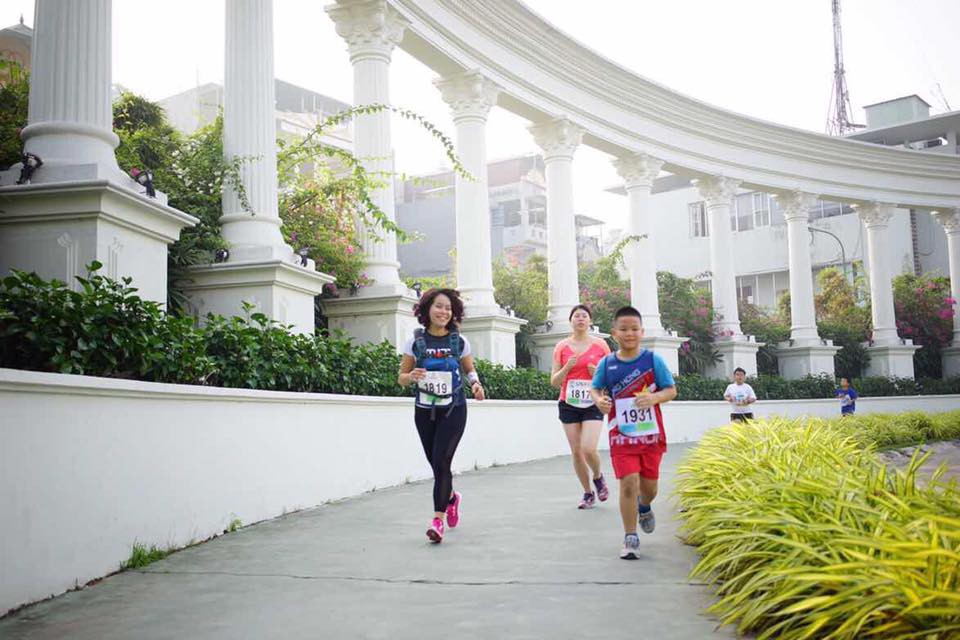 Chị Thanh V&acirc;n chạy c&ugrave;ng con trai tại giải Song Hong Half Marathon 2016