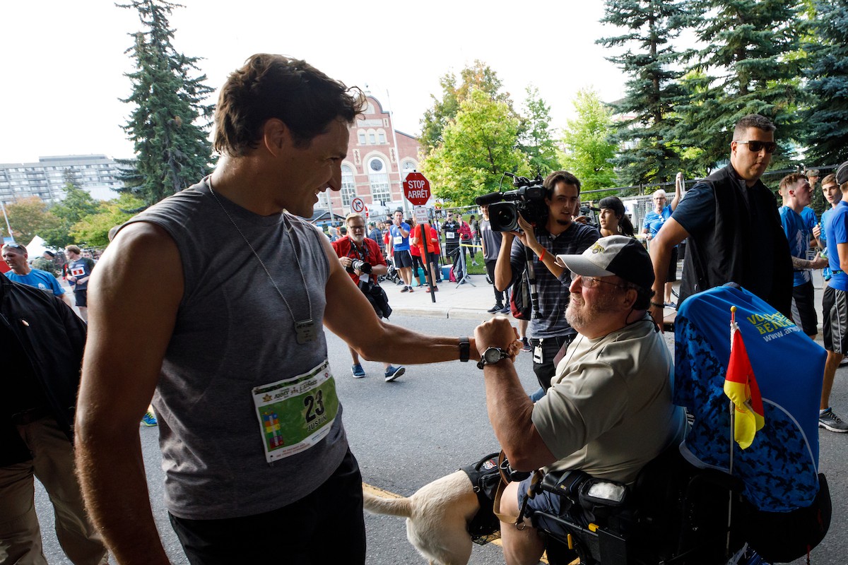 Justin Trudeau chọn bib số 23 với ý nghĩa Thủ tướng thứ 23 của Canada. Bố ông là Pierre Trudeau, Thủ tướng thứ 15 của Canada Justin Trudeau chọn bib số 23 với ý nghĩa Thủ tướng thứ 23 của Canada. Bố ông là Pierre Trudeau, Thủ tướng thứ 15 của Canada