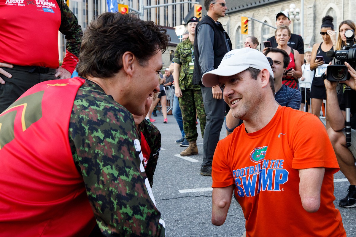 Justin Trudeau thăm hỏi các quân nhân Justin Trudeau thăm hỏi các quân nhân