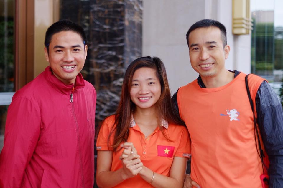 Anh Nguyễn Ngọc Tiến (phải) và VĐV Nguyễn Thị Oanh (HCV 5000m, 10.000m SEA Games 29) tại giải marathon quốc tế Trung Quốc - ASEAN. Ảnh: NVCC Anh Nguyễn Ngọc Tiến (phải) và VĐV Nguyễn Thị Oanh (HCV 5000m, 10.000m SEA Games 29) tại giải marathon quốc tế Trung Quốc - ASEAN. Ảnh: NVCC