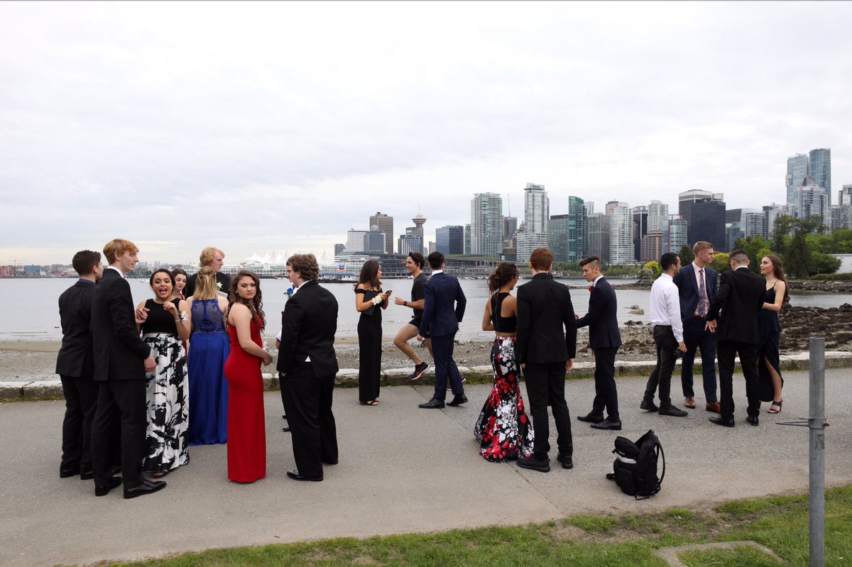 Justin Trudeau gây sốt cộng đồng mạng khi làm nền cho một nhóm học sinh khi đang chạy bộ Justin Trudeau gây sốt cộng đồng mạng khi làm nền cho một nhóm học sinh khi đang chạy bộ