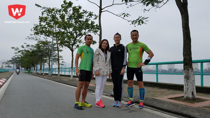 Lê Tú Chinh chụp ảnh kỷ niệm cùng các runner chạy hồ Tây sáng Chủ nhật Lê Tú Chinh chụp ảnh kỷ niệm cùng các runner chạy hồ Tây sáng Chủ nhật