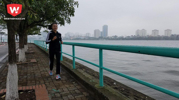 Đây là lần đầu tiên Tú Chinh chạy bộ ở Hồ Tây. Cô gái vàng của điền kinh TPHCM mới chỉ chạy vòng hồ Đà Lạt với chu vi hơn 5km chứ chưa bao giờ chạy quanh hồ lớn như vậy Đây là lần đầu tiên Tú Chinh chạy bộ ở Hồ Tây. Cô gái vàng của điền kinh TPHCM mới chỉ chạy vòng hồ Đà Lạt với chu vi hơn 5km chứ chưa bao giờ chạy quanh hồ lớn như vậy