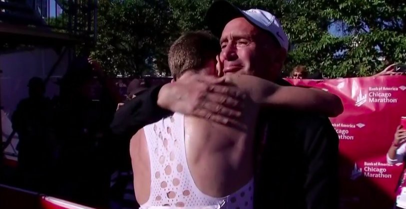 HLV Alberto Salazar ôm chầm học trò khóc ở vạch đích HLV Alberto Salazar ôm chầm học trò khóc ở vạch đích