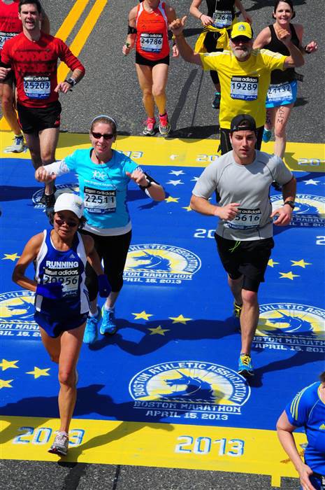 Bà Châu Smith chạy lúc xuất phát ở Boston Marathon 2013 Bà Châu Smith chạy lúc xuất phát ở Boston Marathon 2013
