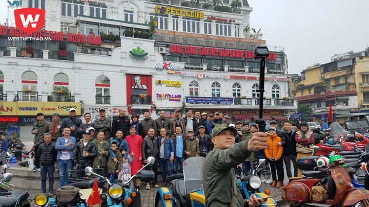 Đài phun nước Hồ Hoàn Kiếm là nơi hội họp của nhiều hội nhóm sở thích ở Hà Nội Đài phun nước Hồ Hoàn Kiếm là nơi hội họp của nhiều hội nhóm sở thích ở Hà Nội