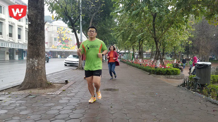 Dù đón Giao thừa muộn song nhiều người vẫn chạy bộ sáng sớm mùng 1 do thói quen đã được duy trì thường xuyên Dù đón Giao thừa muộn song nhiều người vẫn chạy bộ sáng sớm mùng 1 do thói quen đã được duy trì thường xuyên