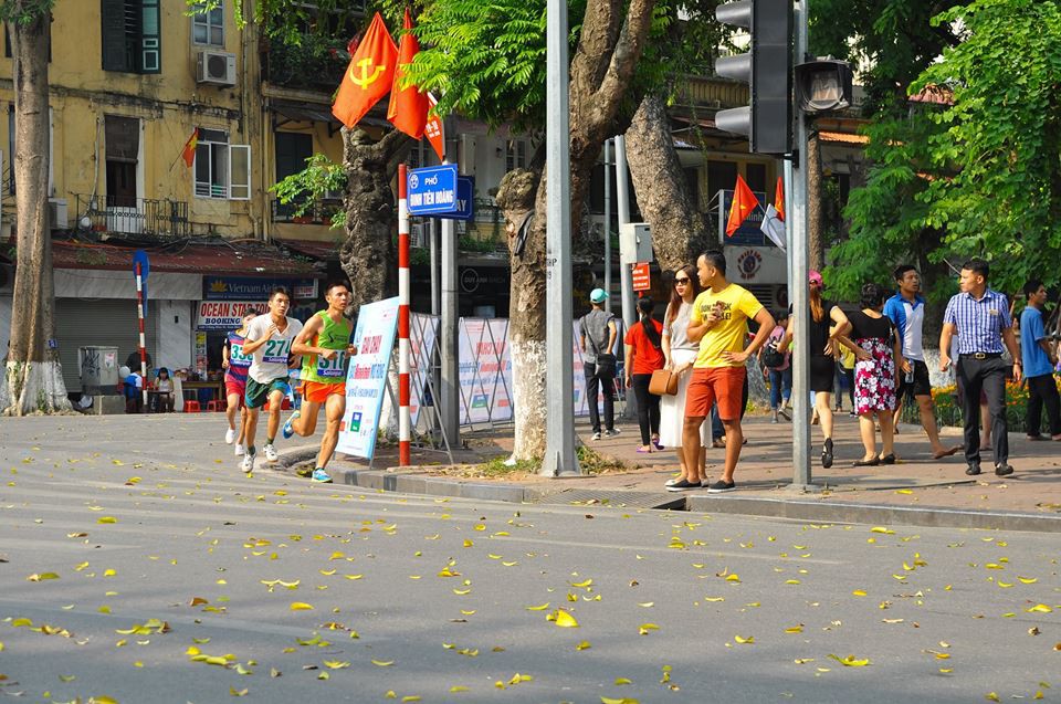 C&aacute;c VĐV chạy trong tiết trời dịu nhẹ của m&ugrave;a Thu H&agrave; Nội. Ảnh: Huy Dũng