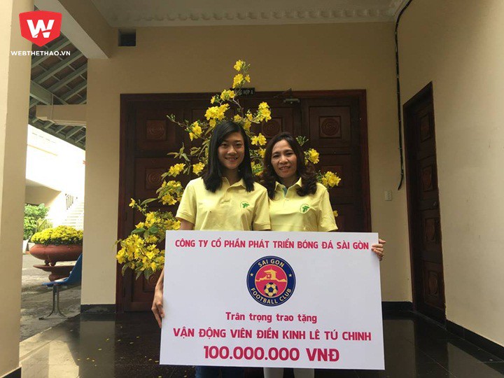 Lê Tú Chinh được ''lì xì'' 100 triệu đồng trước khi bay đi Mỹ tập huấn Lê Tú Chinh được ''lì xì'' 100 triệu đồng trước khi bay đi Mỹ tập huấn