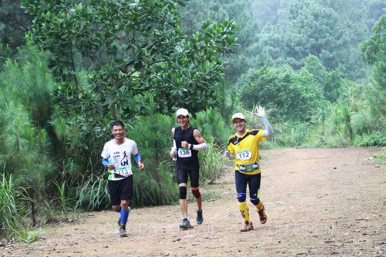 Những bước chân không nghỉ giữa trưa nắng gắt Những bước chân không nghỉ giữa trưa nắng gắt