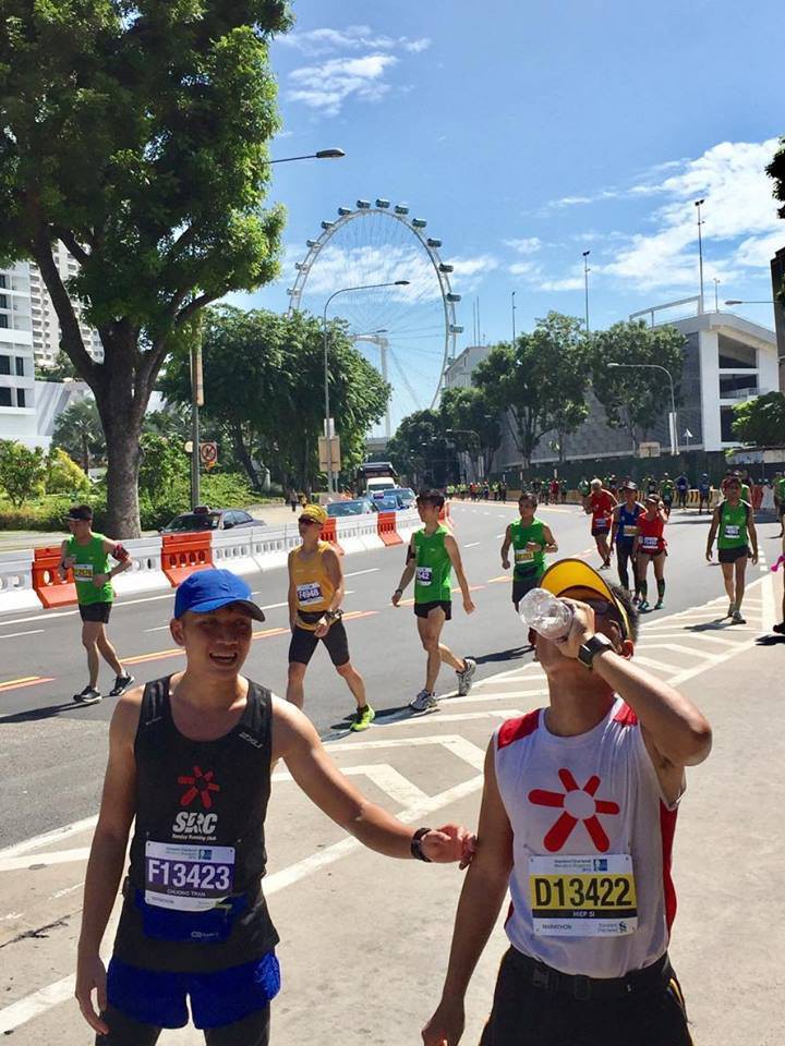 Độ ẩm cao tại Singapore Marathon l&agrave;m kh&oacute; c&aacute;c VĐV chạy marathon. Ảnh: SRC