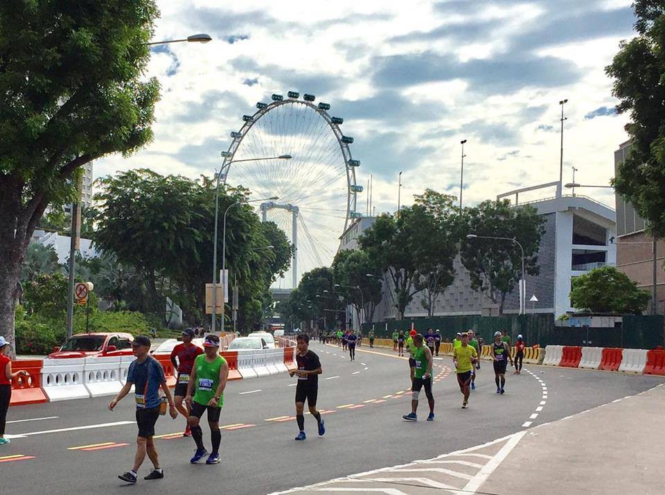 Thời tiết tại Singapore Marathon c&oacute; độ ẩm rất cao. Ảnh: Sunday Running Club (SRC)