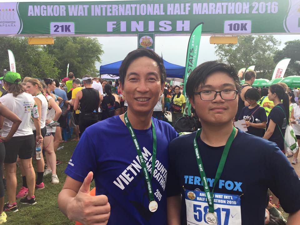 Anh Nguyễn Ho&agrave;nh Tiến v&agrave; con trai tại giải chạy Angkor Wat Half Marathon 2016