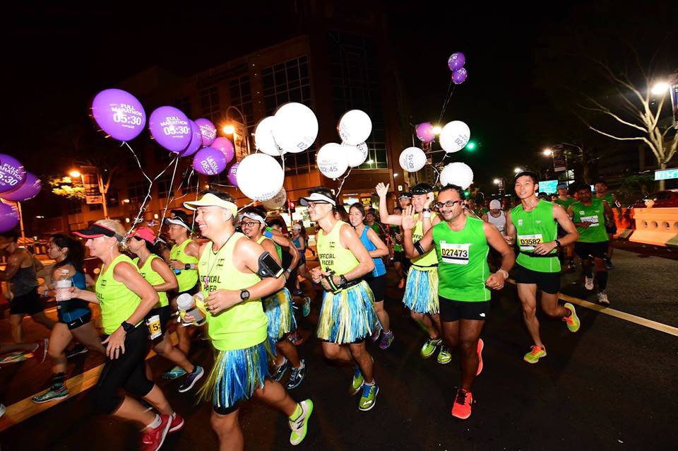 Nh&oacute;m pacer (người dẫn tốc độ) với trang phục sặc sỡ tại Singapore Marathon 