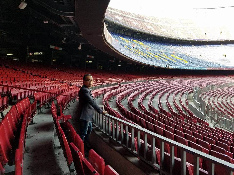 Anh Phạm Duy Cường trong chuyến gh&eacute; thăm SVĐ nổi tiếng Nou Camp trước ng&agrave;y chạy