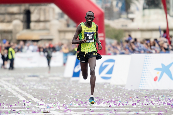 ''Cờ đến tay'' Pacer Jonah Kipkemoi Chesum (Ethiopia). Kh&ocirc;ng hạt giống n&agrave;o trụ lại được với vận tốc dẫn của anh, người từng tham dự Paralympic 2012 nội dung 1500m hạng thương tật T46
