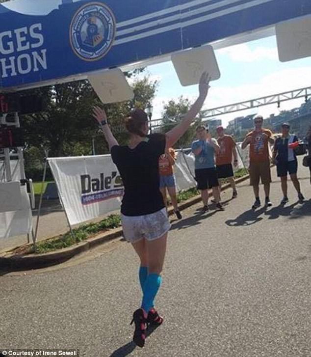 Irene Sewell tại vạch đích sau khi hoàn thành marathon với giày cao gót cao hơn 7 phân Irene Sewell tại vạch đích sau khi hoàn thành marathon với giày cao gót cao hơn 7 phân