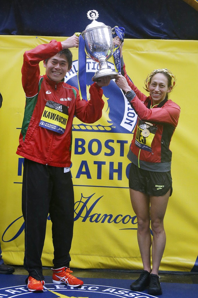 Yuki Kawauchi v&agrave; Des Linden l&ecirc;n ng&ocirc;i đầy bất ngờ, ngo&agrave;i dự đo&aacute;n của c&aacute;c chuy&ecirc;n gia
