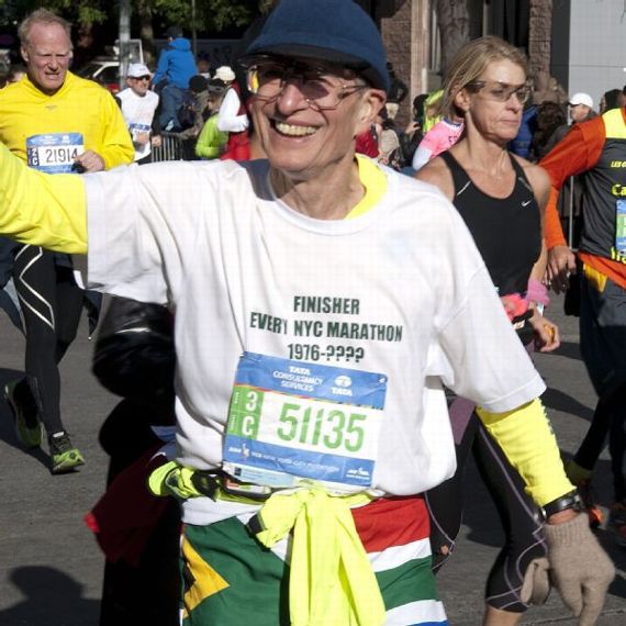 Dave Obelkevich, 73 tuổi, huyền thoại của giải New York Marathon với 40 lần ho&agrave;n th&agrave;nh sẽ tiếp tục tham gia năm nay