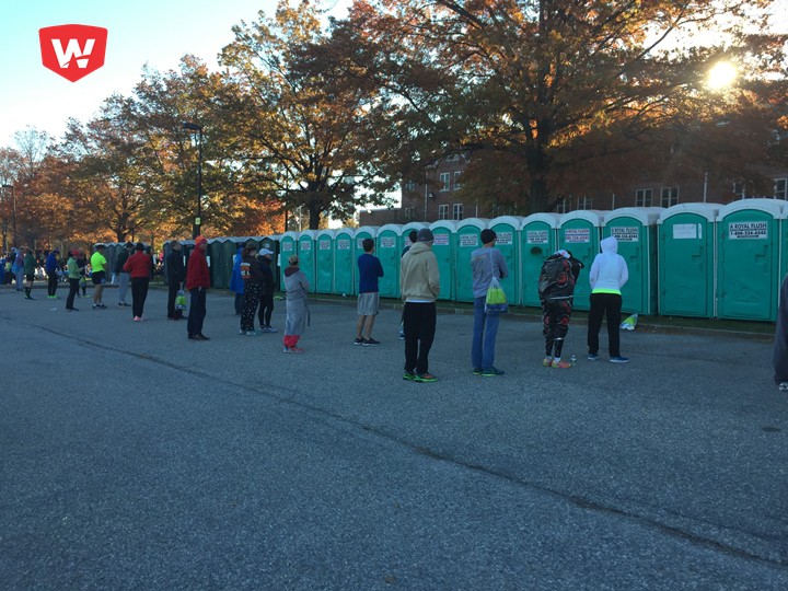 Các VĐV xếp hàng chờ đi...toilet tại NYCM Các VĐV xếp hàng chờ đi...toilet tại NYCM
