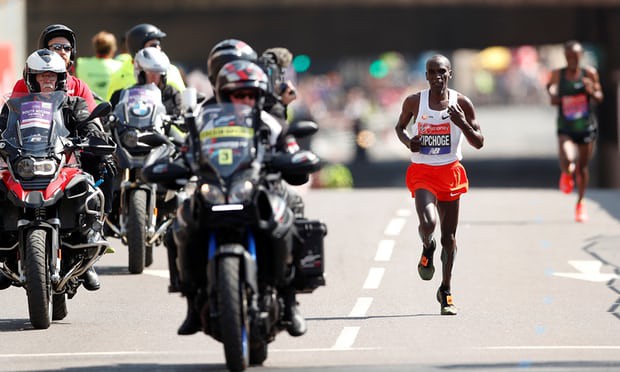 Kipchoge chê Mo Farah chạy marathon 2h05 còn... chậm