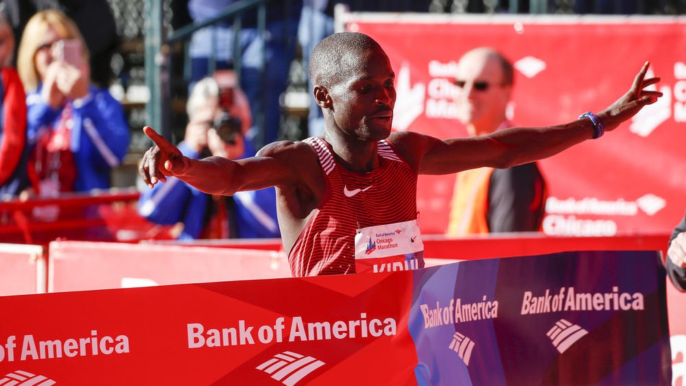 Kirui về đích sớm nhất sau màn đấu trí và lực căng thẳng với 3 người đồng hương Kenya Kirui về đích sớm nhất sau màn đấu trí và lực căng thẳng với 3 người đồng hương Kenya