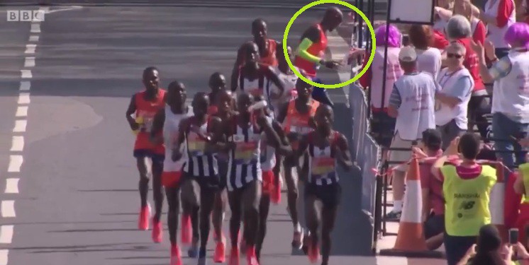 Mo Farah lấy nhầm b&igrave;nh nước của người kh&aacute;c