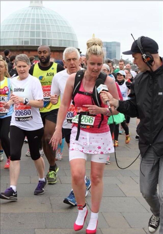 Natalie Eckert từng thử lập KLTG chạy marathon với giày cao gót nhưng được nửa đường phải bỏ giày chạy vì đau Natalie Eckert từng thử lập KLTG chạy marathon với giày cao gót nhưng được nửa đường phải bỏ giày chạy vì đau