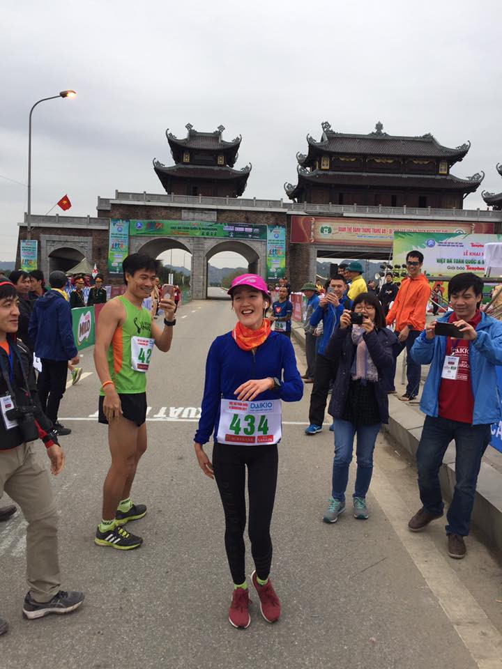 Nữ VĐV nghiệp dư duy nhất hoàn thành marathon trước 4 giờ về đích trong sự chào đón của bạn bè, những runner phong trào Nữ VĐV nghiệp dư duy nhất hoàn thành marathon trước 4 giờ về đích trong sự chào đón của bạn bè, những runner phong trào