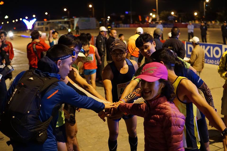 Phương Thùy cùng các VĐV phong trào cùng hô quyết tâm trước lúc xuất phát marathon lúc 5h15 sáng Phương Thùy cùng các VĐV phong trào cùng hô quyết tâm trước lúc xuất phát marathon lúc 5h15 sáng