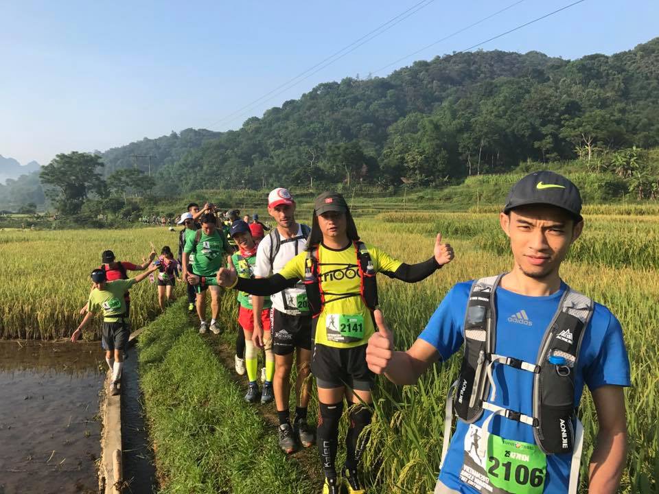 Đường chạy trail được BTC bố tr&iacute; đi giữa những thửa ruộng bậc thang l&uacute;a v&agrave;o độ ch&iacute;n cần thu hoạch