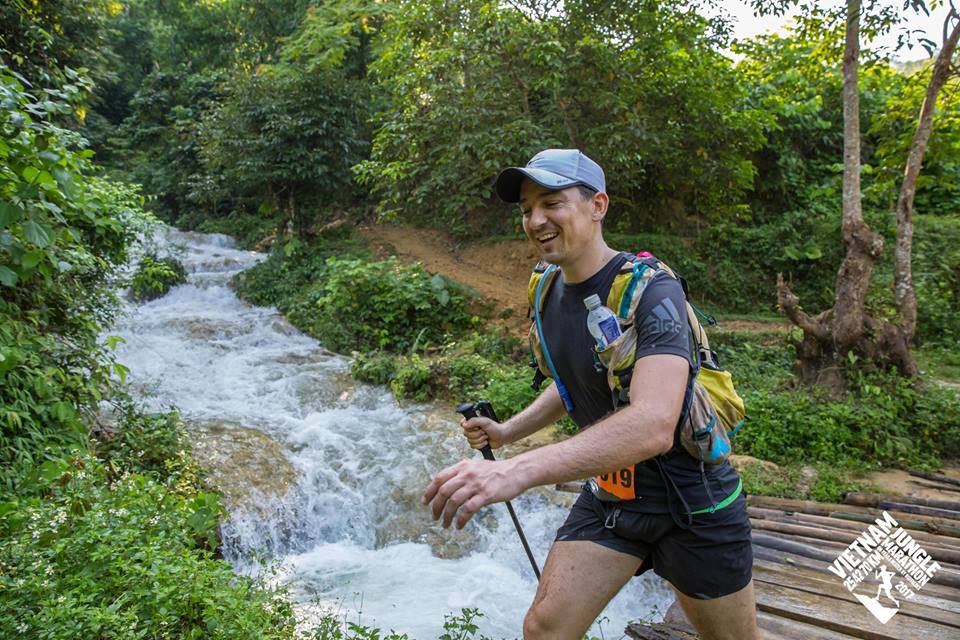 Vẻ đẹp của th&aacute;c Hi&ecirc;u (B&aacute; Thước, Thanh H&oacute;a) xua tan sự mệt mỏi của c&aacute;c VĐV chạy 70km