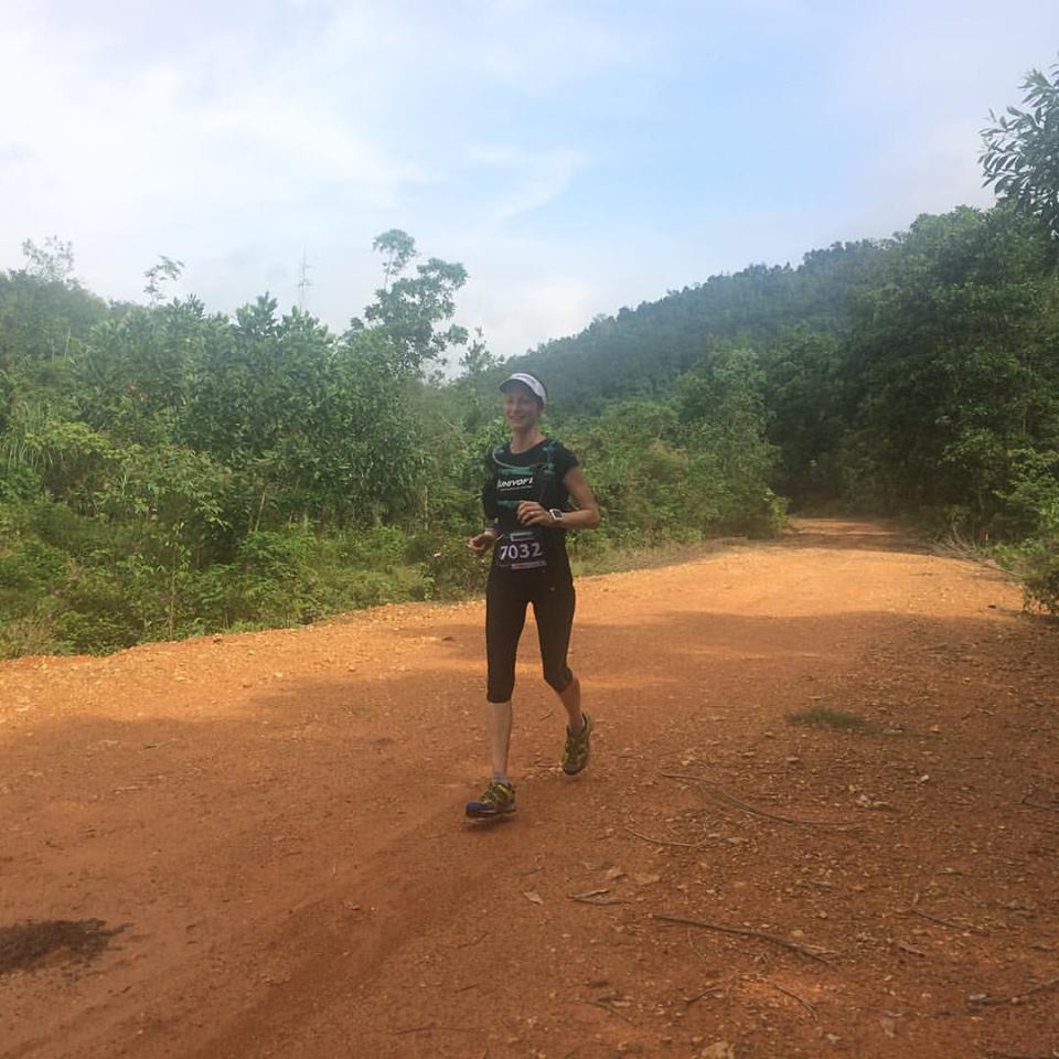 Kim Matthew, nh&agrave; v&ocirc; địch nữ 70km gần như kiệt sức khi về đ&iacute;ch do thời tiết n&oacute;ng ẩm khắc nghiệt