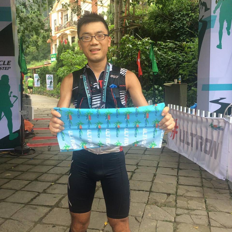 Kinh nghiệm của Isaac Yuen Wan Ho (Hong Kong) gi&uacute;p anh vượt qua sự non trẻ của VĐV Nguyễn Đức Quang trong 4km leo dốc cuối c&ugrave;ng