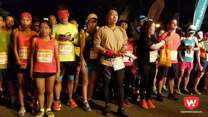 Mặc d&ugrave; chạy thi cự ly d&agrave;i 42km, nhiều VĐV vẫn th&iacute;ch h&oacute;a trang để chạy d&ugrave; c&oacute; thể n&oacute;ng hơn, k&eacute;m thoải m&aacute;i hơn khi chạy. Cũng ở giải n&agrave;y, Philippines c&oacute; rất nhiều VĐV rất mạnh tới từ team SevenEleven (&aacute;o hồng)