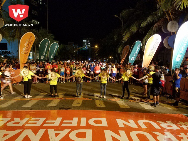 4h20 xuất ph&aacute;t cự ly 42km nhưng kh&ocirc;ng kh&iacute; tại C&ocirc;ng vi&ecirc;n Biển Đ&ocirc;ng đ&atilde; n&oacute;ng l&ecirc;n cả 2 tiếng đồng hồ trước đ&oacute;