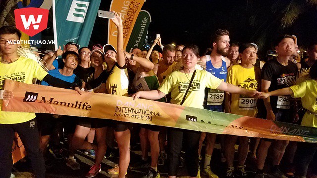 Kh&ocirc;ng kh&iacute; giải chạy marathon như một ng&agrave;y hội, c&aacute;c VĐV đều tranh thủ selfie để ghi lại khoảnh khắc đ&aacute;ng nhớ