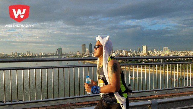 Một VĐV mang ''gấu'' theo chạy. Từ cầu Thuận Phước, c&aacute;c runner c&oacute; thể ph&oacute;ng tầm mắt ra xa ngắm nh&igrave;n t&ograve;a nh&agrave; h&agrave;nh ch&iacute;nh của Tp.Đ&agrave; Nẵng, 2 c&acirc;y cầu nổi tiếng kh&aacute;c: cầu s&ocirc;ng H&agrave;n v&agrave; cầu Trần Thị L&yacute;