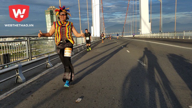 Đối với một số VĐV chạy marathon l&agrave; niềm vui. Họ th&iacute;ch chạy với trang phục h&oacute;a trang để g&acirc;y ch&uacute; &yacute; v&agrave; khiến ai cũng vui vẻ khi bắt gặp