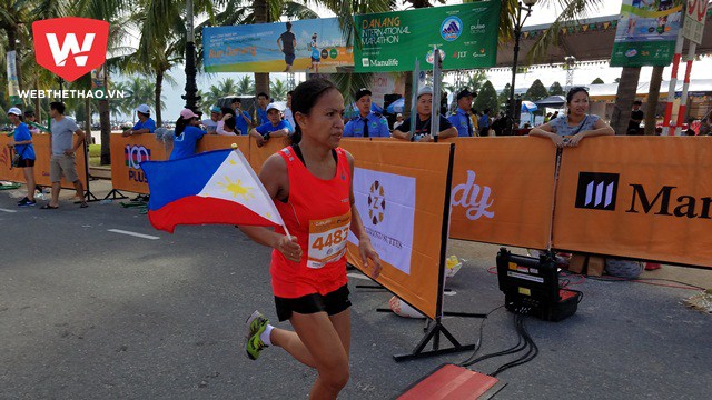 VĐV nữ người Philippines (4483) về nhất 42km sau 3 giờ 27 ph&uacute;t