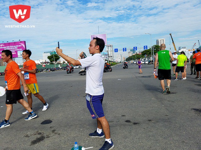 D&ugrave; c&ograve;n mệt mỏi sau khi chinh phục một cột mốc mới, c&aacute;c VĐV vẫn kh&ocirc;ng qu&ecirc;n selfie để ''sống ảo'', khoe th&agrave;nh t&iacute;ch với bạn b&egrave;